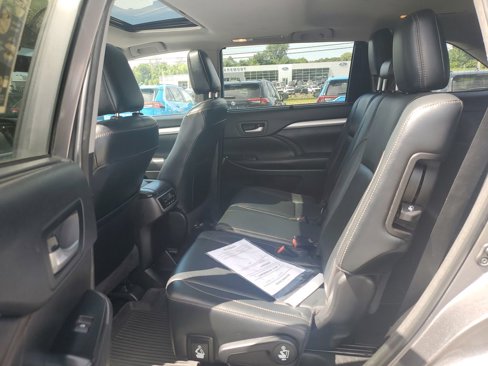 Used 2018 Toyota Highlander XLE image 25