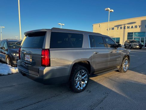 Used 2020 Chevrolet Suburban LT image 3