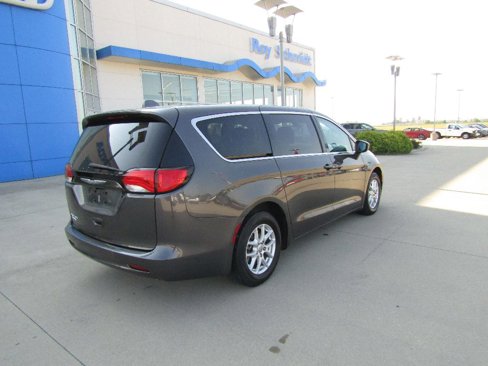 Used 2017 Chrysler Pacifica Touring image 5