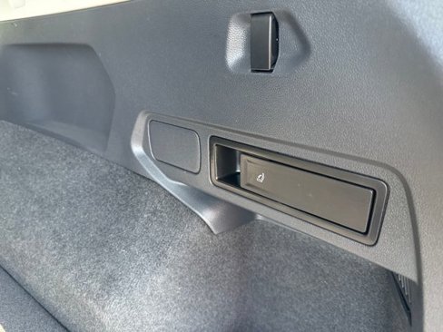 Used 2020 Volkswagen Tiguan SEL image 37