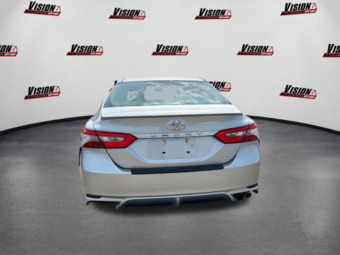 Used 2018 Toyota Camry SE image 6