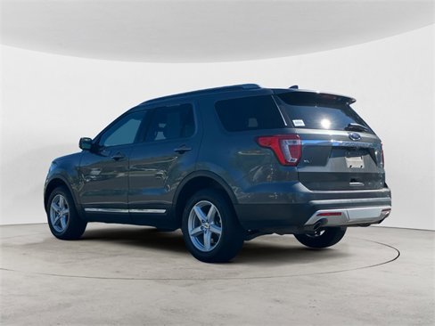 Used 2017 Ford Explorer XLT w/ Equipment Group 202A image 4