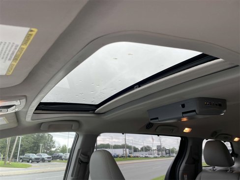 Used 2016 Toyota Sienna XLE image 18