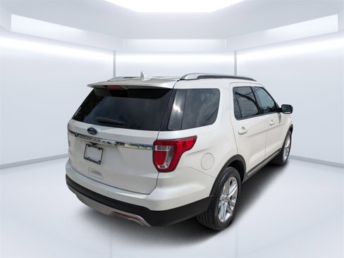 Used 2017 Ford Explorer XLT w/ Equipment Group 202A image 3