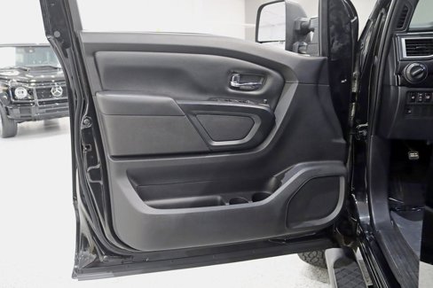 Used 2018 Nissan Titan SV w/ SV Convenience Package image 27