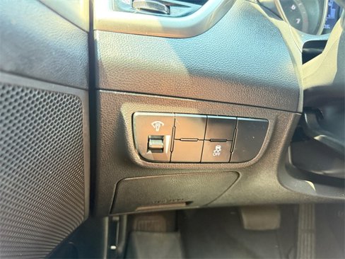 Used 2017 Hyundai Veloster Value Edition image 24