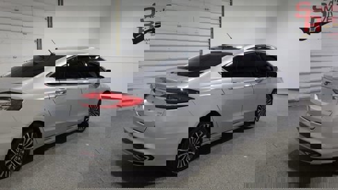 Used 2017 Ford Fusion SE image 2