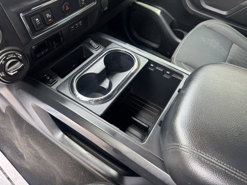 Used 2019 Nissan Titan SV w/ SV Convenience Package image 28