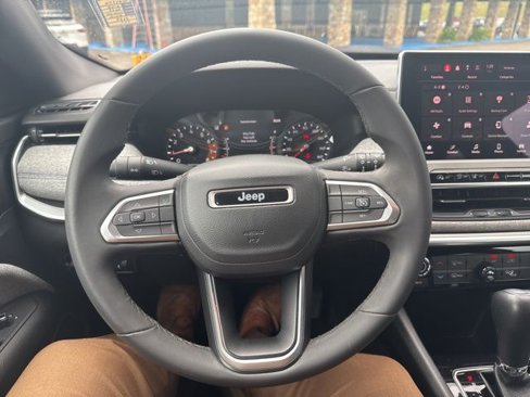 Used 2023 Jeep Compass Latitude image 20