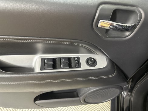 Certified 2017 Jeep Compass Latitude image 11