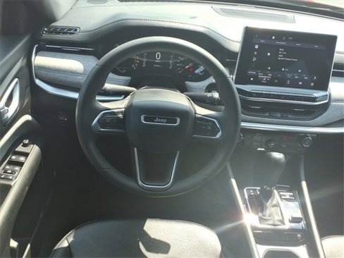 Used 2024 Jeep Compass Latitude image 3