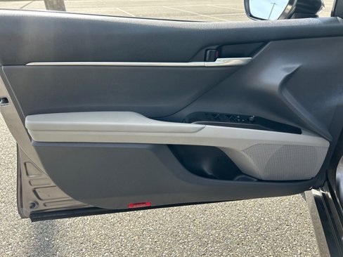 Used 2022 Toyota Camry LE image 10