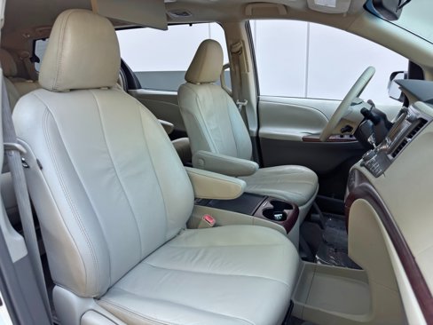Used 2011 Toyota Sienna XLE image 37