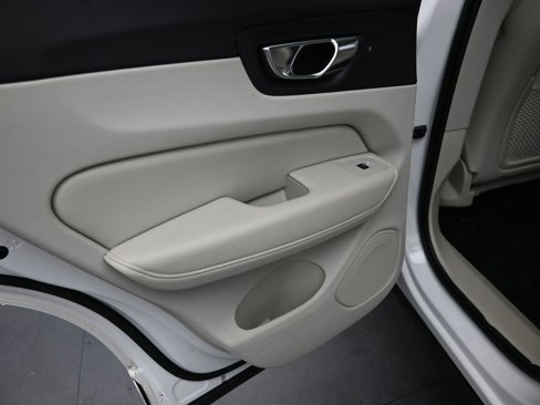 Certified 2022 Volvo XC60 B5 Momentum w/ Advanced Package image 28