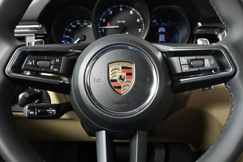 Certified 2025 Porsche Macan image 8