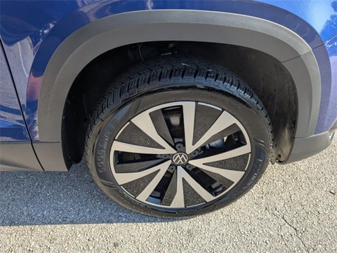 Certified 2024 Volkswagen Taos SE image 16