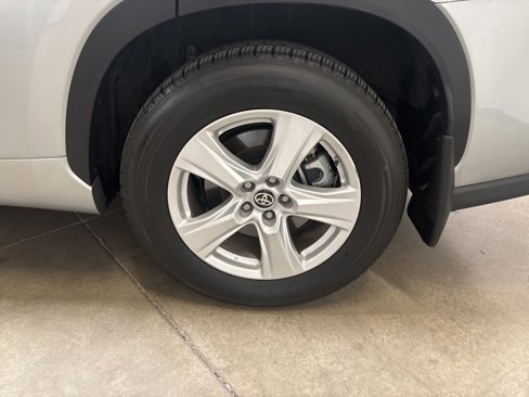 Used 2021 Toyota Highlander LE image 23