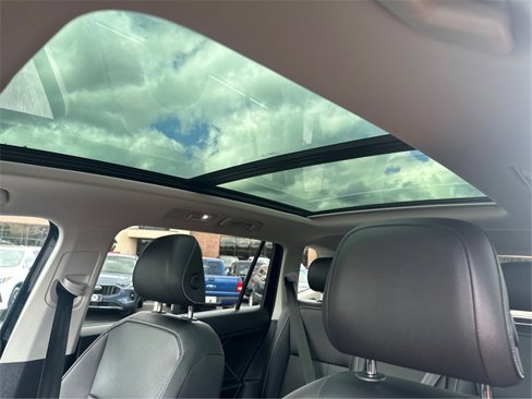 Used 2022 Volkswagen Tiguan SE w/ Panoramic Sunroof Package image 28