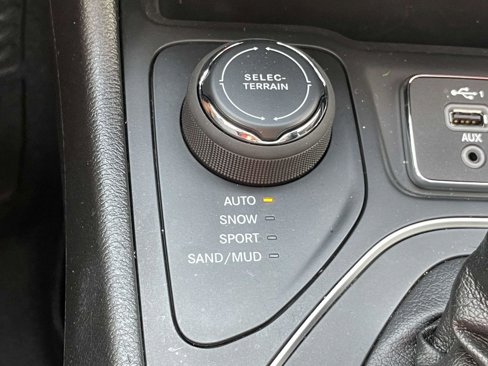 Used 2022 Jeep Cherokee Latitude Lux w/ Sun & Sound Group image 33