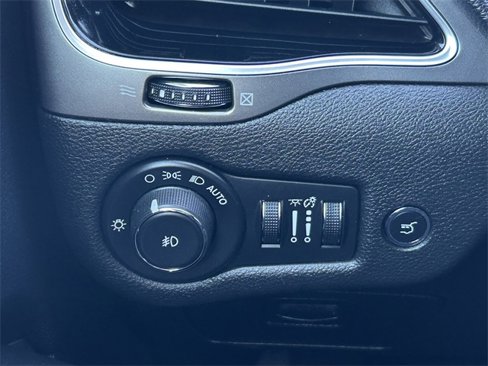 Used 2019 Jeep Cherokee Limited w/ Luxury Group image 24