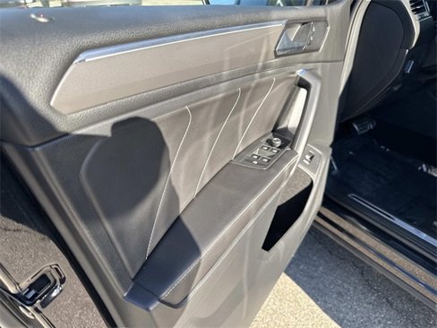 Certified 2022 Volkswagen Tiguan SE R-Line image 13