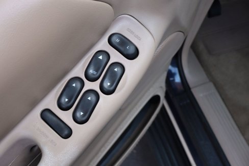 Used 2000 Ford Explorer Eddie Bauer image 27