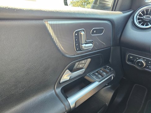 Used 2023 Mercedes-Benz GLB 250 4MATIC image 29
