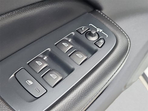 Used 2022 Volvo S60 T8 R-Design Expression image 26