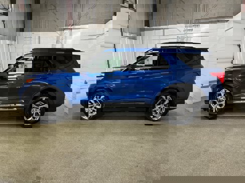 Used 2020 Ford Explorer XLT w/ Equipment Group 202A image 4