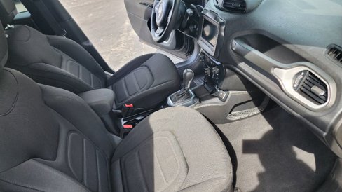 Used 2018 Jeep Renegade Latitude image 12