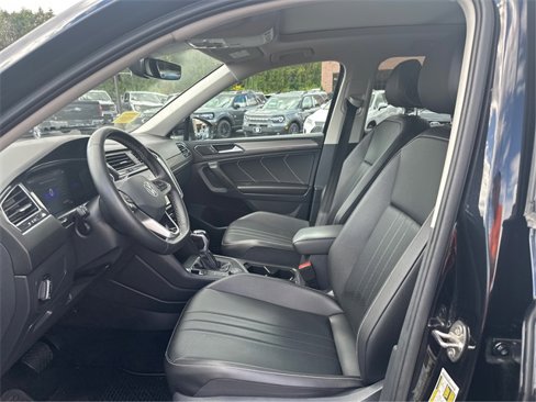 Used 2022 Volkswagen Tiguan SE w/ Panoramic Sunroof Package image 9