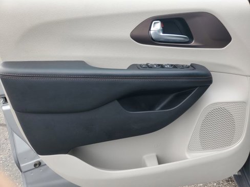 Used 2019 Chrysler Pacifica Touring-L image 10