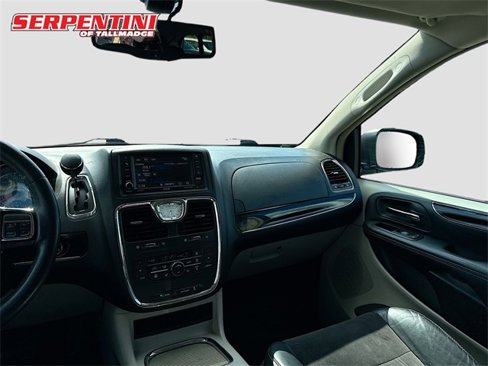 Used 2014 Chrysler Town & Country Touring-L image 24