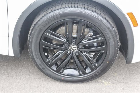 Used 2022 Volkswagen Tiguan SE R-Line image 13