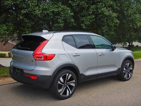 Used 2025 Volvo XC40 B5 Plus image 9