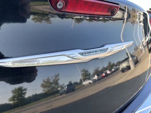 Used 2016 Chrysler 300 C image 7