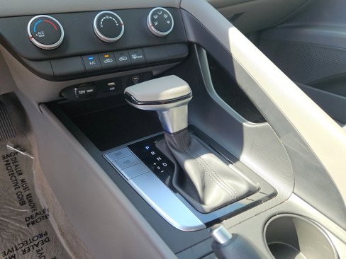 Used 2025 Hyundai Elantra SE image 12