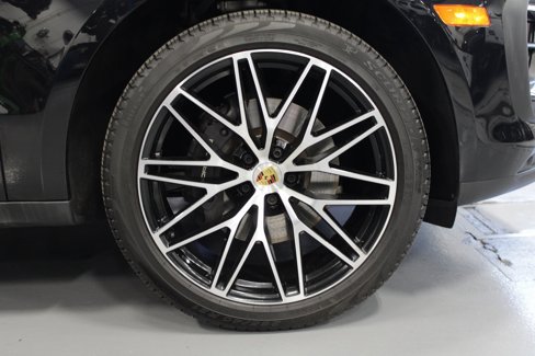 Certified 2025 Porsche Macan image 12