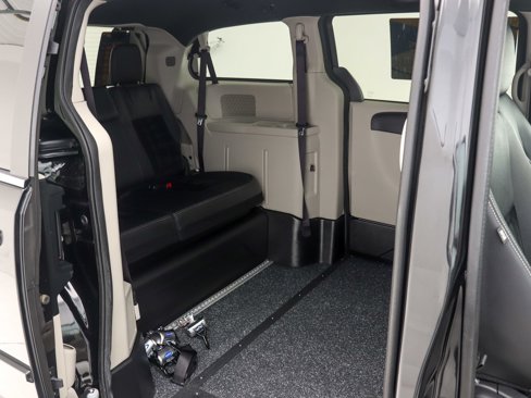 Used 2017 Dodge Grand Caravan SXT image 17