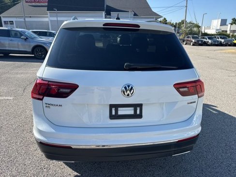 Certified 2021 Volkswagen Tiguan SE w/ Panoramic Sunroof Package image 9