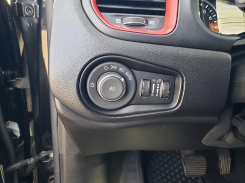 Used 2017 Jeep Renegade Trailhawk w/ Premium Trailhawk Package image 32