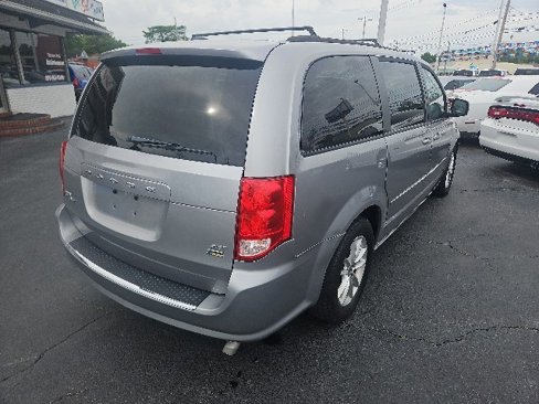Used 2016 Dodge Grand Caravan SXT image 3