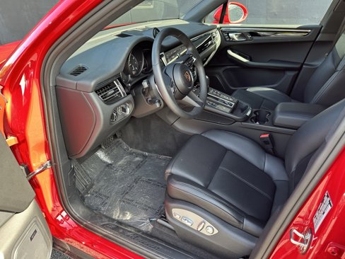 Certified 2025 Porsche Macan image 15