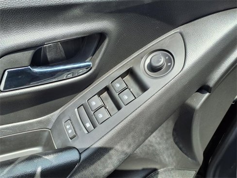 Used 2022 Chevrolet Trax LT w/ Midnight Edition image 28