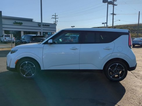 Used 2023 Kia Soul EX image 3