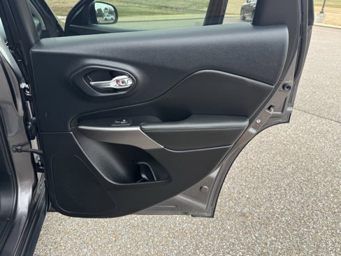Used 2019 Jeep Cherokee Limited image 39
