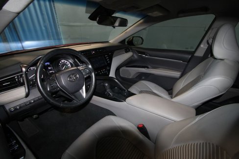 Used 2018 Toyota Camry SE image 2