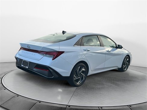 Used 2025 Hyundai Elantra SEL w/ Cargo Package image 7