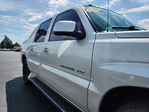 Used 2005 Cadillac Escalade EXT image 45