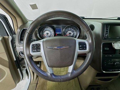 Used 2016 Chrysler Town & Country Touring image 14